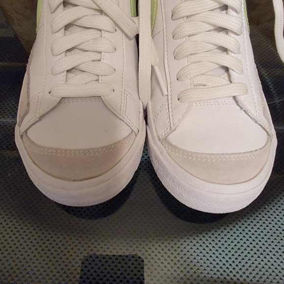 Nike Blazer Mid '77 "Barely Volt" Kids Size 5.5Y - Picture 4 of 8